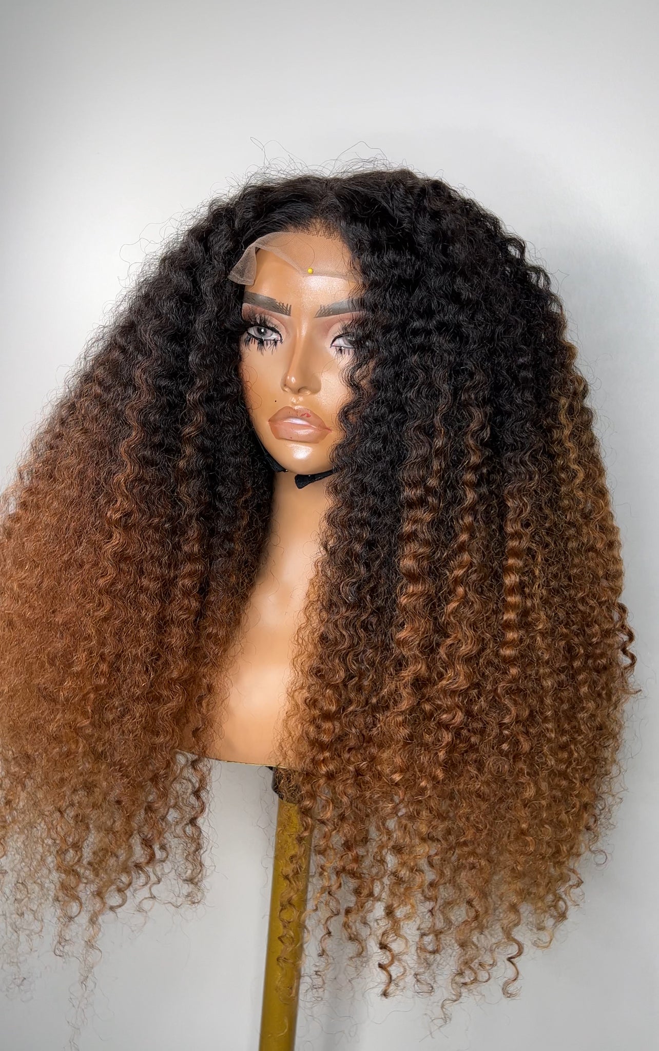 5*5 HD CLOSURE MAXIMUM VOLUME OMBRÉ BLONDE.                  (4 BUNDLES USED)
