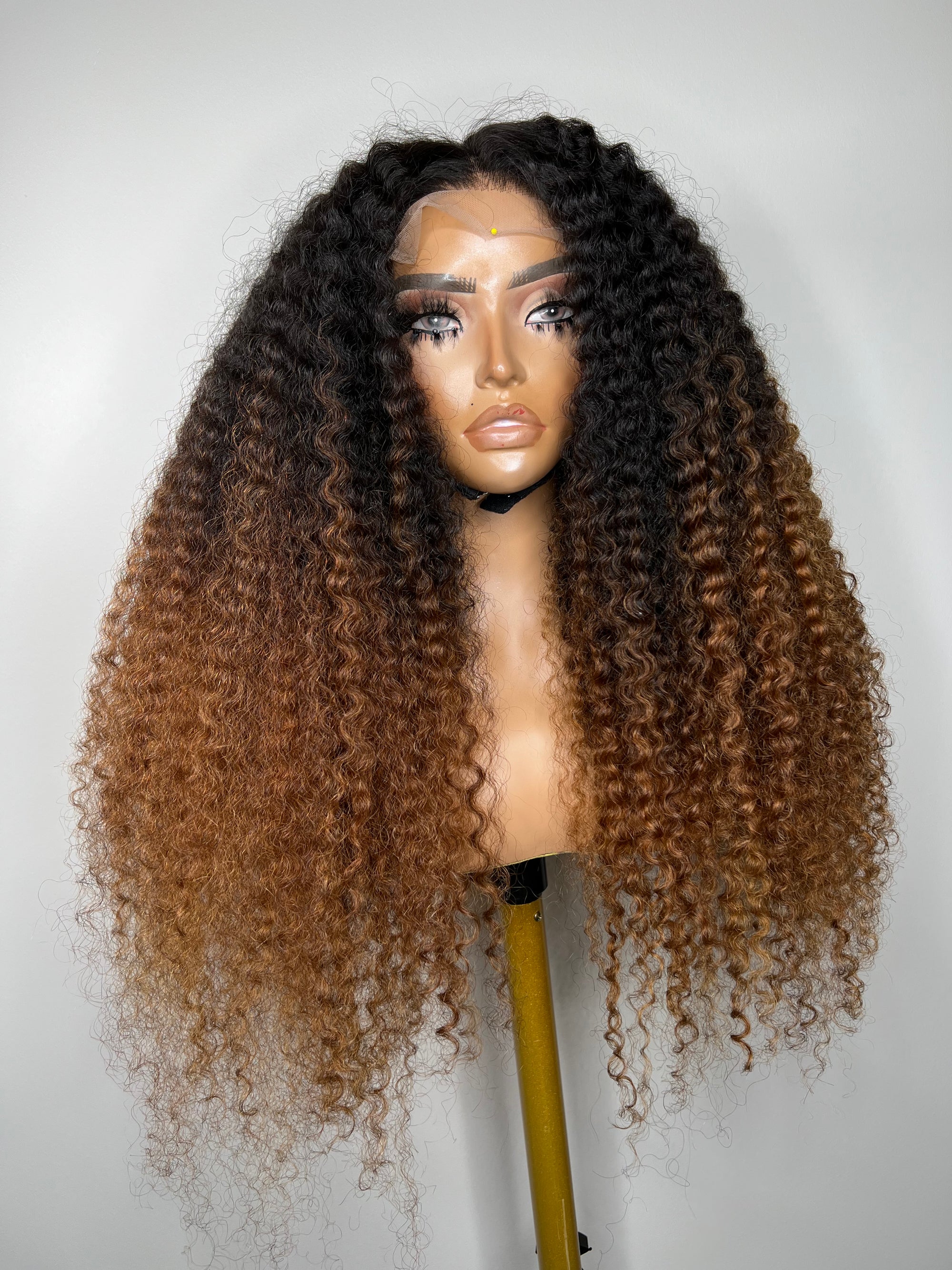 5*5 HD CLOSURE MAXIMUM VOLUME OMBRÉ BLONDE.                  (4 BUNDLES USED)